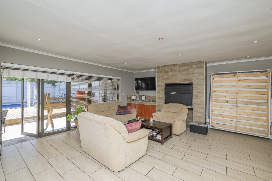 3 Bedroom Property for Sale in Uitzicht Western Cape